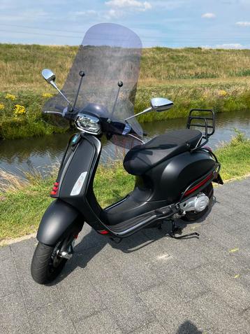 Zeer mooie Vespa sprint beschikbaar voor biedingen