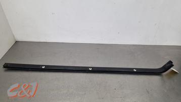 Schuifdeurrail links van een Opel Vivaro beschikbaar voor biedingen