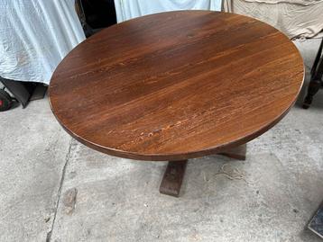 kamer tafel rond beschikbaar voor biedingen