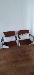 Set Gijs van der Sluis eetkamerstoelen met koeienhuid, Huis en Inrichting, Stoelen, Ophalen, Overige materialen, Twee, Bruin