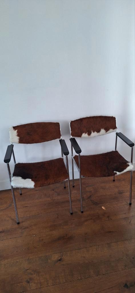 Set Gijs van der Sluis eetkamerstoelen met koeienhuid, Huis en Inrichting, Stoelen, Zo goed als nieuw, Twee, Overige materialen