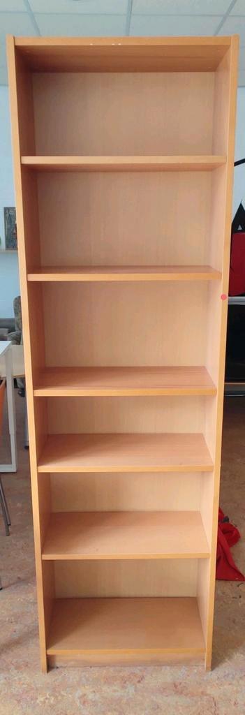 Mooie houten kast/boekenkast met vakken.  beschikbaar voor biedingen