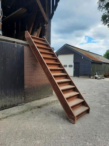 hardhout vaste trap dichte trap rechte trap binnentrap  beschikbaar voor biedingen
