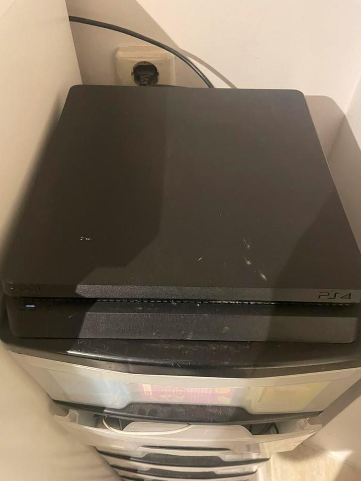 PS4 slim 500GB+2 controllers+ 3 games, Spelcomputers en Games, Spelcomputers | Sony PlayStation 4, Gebruikt, Slim, 500 GB, Met 2 controllers