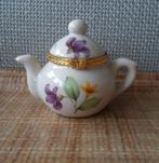 Porseleinen snuisterij- pilllendoos.Vorm van een theepotje., Antiek en Kunst, Ophalen of Verzenden