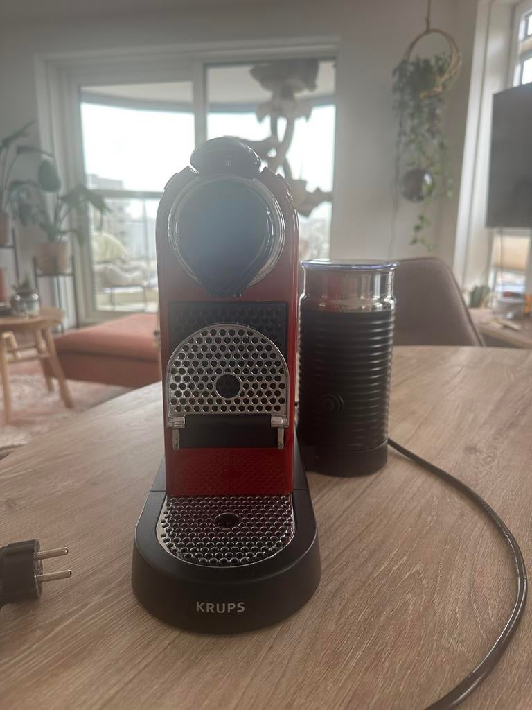 Nespresso koffie apparaat met melk opschuimer, Ophalen, Zo goed als nieuw, Koffiemachine