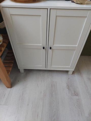 Wit kastje van IKEA beschikbaar voor biedingen