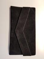 Zwarte suède clutch, Sieraden, Tassen en Uiterlijk, Tassen | Damestassen, Ophalen of Verzenden, Zwart, Avondtasje