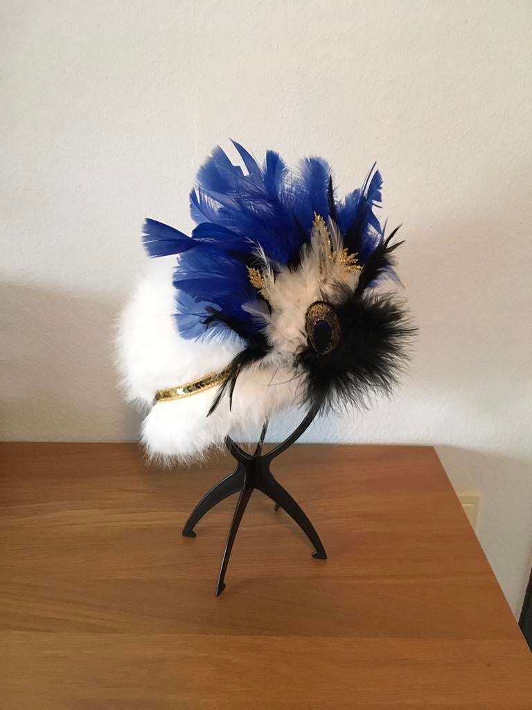 Mooie witte bontmuts met blauw wit zwart versiering, Ophalen of Verzenden, Nieuw, Carnaval