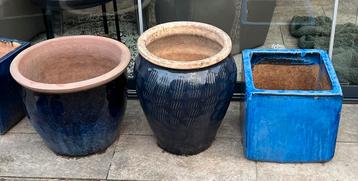 Diverse blauwe bloempotten voor buiten beschikbaar voor biedingen
