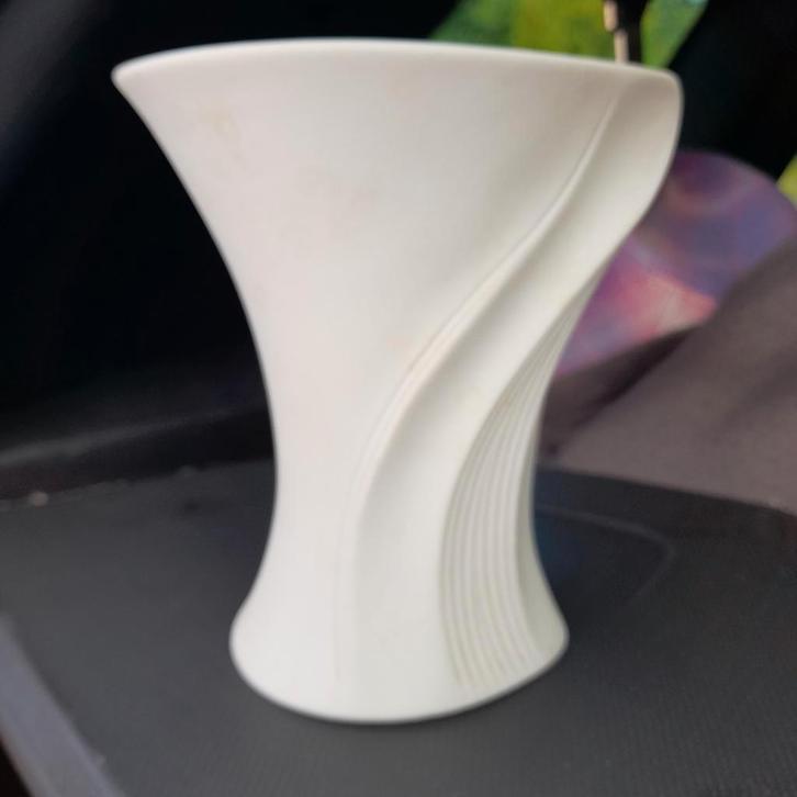 Kaiser Porselein Vaasje - Elegant Design, Antiek en Kunst, Antiek | Vazen, Ophalen of Verzenden