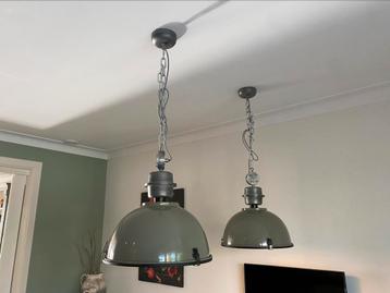 Twee mooie hanglampen steinhauer olijfkleurig industrieel