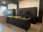 Luxe mat zwarte showroom keuken met kookeiland, Nieuw, Overige typen, Ophalen of Verzenden, Graniet of Steen