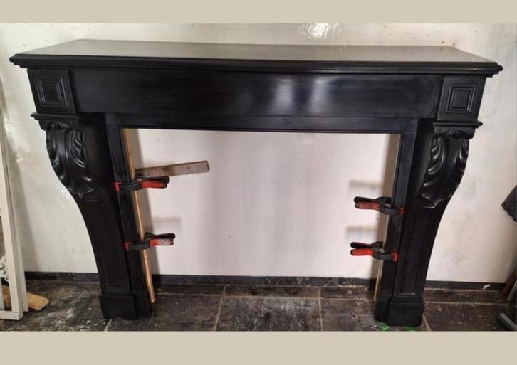Antieke zwarte (marmeren) schouw / haardombouw – €350, Huis en Inrichting, Haarden, Zo goed als nieuw, Houthaard, Ophalen