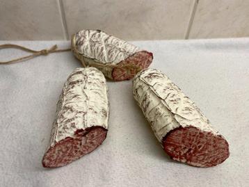 Decoratieve Streng Halve Salami's beschikbaar voor biedingen