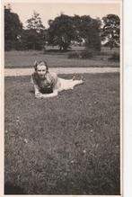 fotpkaart   -   dame  op het  gras, Verzenden, Voor 1940, Zo goed als nieuw, Overige onderwerpen