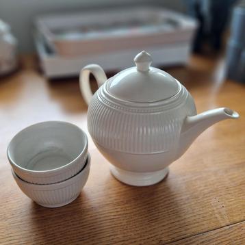 Theepot + 2 schaaltjes WEDGWOOD  beschikbaar voor biedingen