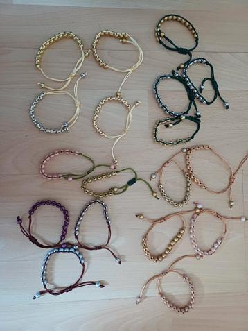 Armbandjes van satijnkoord en kralen met schuifknoop  beschikbaar voor biedingen