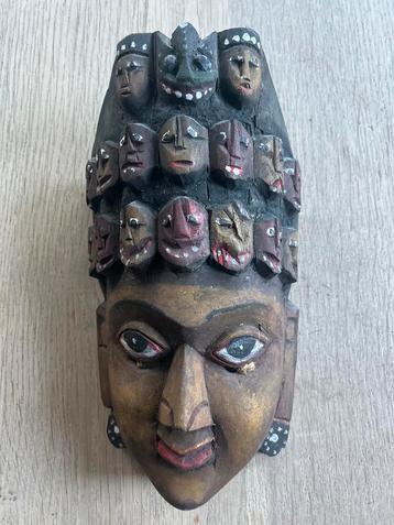 Houten Masker met Gezichten Kroon beschikbaar voor biedingen
