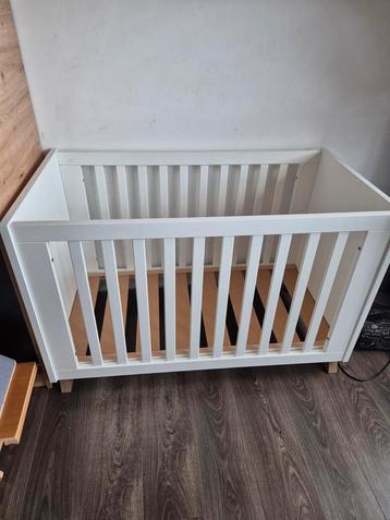 Ledikant & commode (kinderkamer) merk TWF incl matras etc beschikbaar voor biedingen