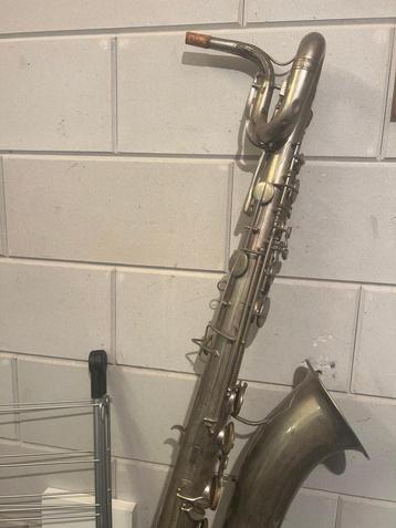 Vintage Baritonsax saxofoon. Afmeting: 95x25cm. beschikbaar voor biedingen