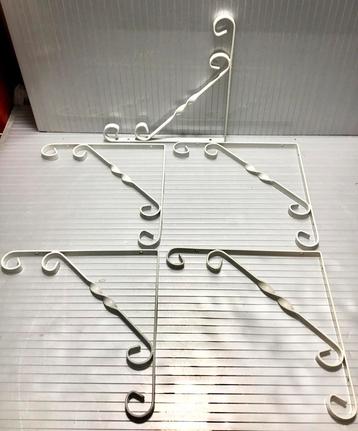 5 WITTE RUSTIEKE PLANKENDRAGERS / HOEKSTEUNEN beschikbaar voor biedingen