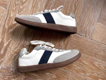 Greyhound: Als nieuw wit blauw grijze sneakers. Maat 39 beschikbaar voor biedingen