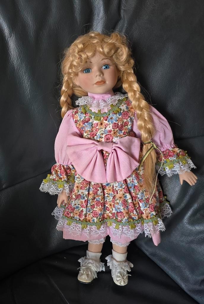 Levensechte Pop met Bloemenjurk Gratis verzending, Verzamelen, Poppen, Zo goed als nieuw, Pop, Levensecht of Reborn, Ophalen of Verzenden