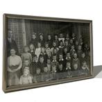 Vintage fotolijstje met oude klassenfoto achter glas, Antiek en Kunst, Ophalen of Verzenden