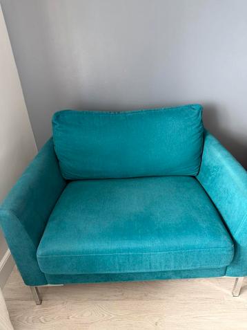 Te koop: Stijlvolle 1,5-zits bank in turquoise blauw beschikbaar voor biedingen