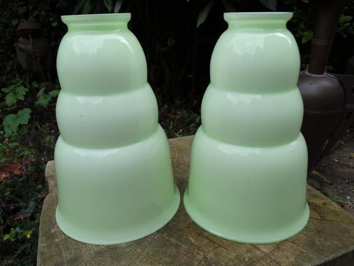 2 lindegroene lampenkappen ondergrond opaline tbv hanglamp, Antiek en Kunst, Antiek | Lampen, Ophalen