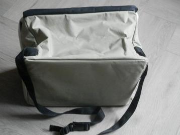 Hondenmandje voor in auto, kleine honden. beschikbaar voor biedingen