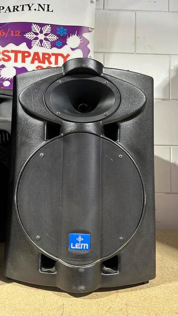 2 speakers beschikbaar voor biedingen