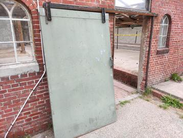 Kleine schuifdeur met rail, frame met staalplaat beschikbaar voor biedingen