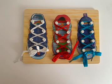 Houten puzzel - Leer veters strikken beschikbaar voor biedingen