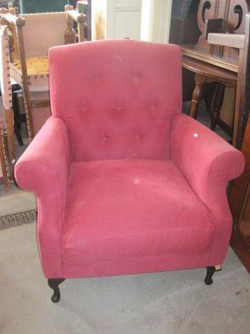 Rood beklede fauteuil beschikbaar voor biedingen