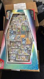 Lucario collection box pristmatic, Hobby en Vrije tijd, Verzamelkaartspellen | Pokémon, Ophalen of Verzenden