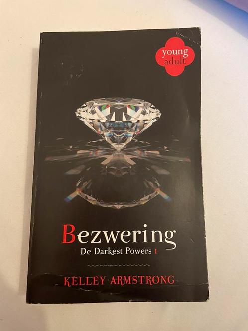 Kelley Armstrong - Bezwering - the darkest powers 1, Boeken, Kinderboeken | Jeugd | 13 jaar en ouder, Gelezen, Fictie, Ophalen of Verzenden