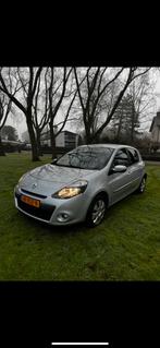 Renault Clio 1.5 DCI 65KW 5-DRS 2012 Grijs, Auto's, Voorwielaandrijving, 535 kg, 4 cilinders, Origineel Nederlands