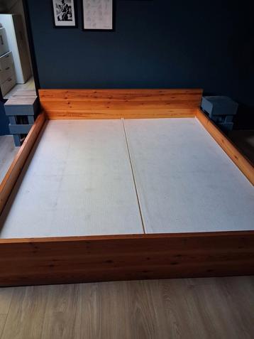 Houten bedombouw beschikbaar voor biedingen