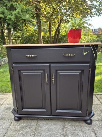Zwarte gerestylde vintage kast, lage meidenkast beschikbaar voor biedingen
