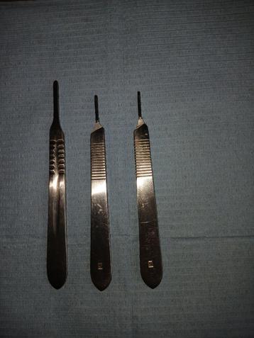 Pedicure messenhouders/pincet en een hoekvijl beschikbaar voor biedingen