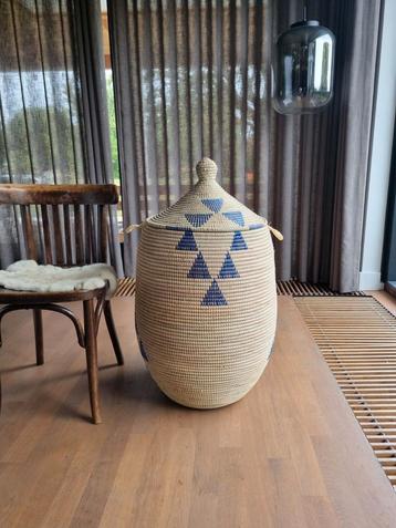 Afrikaanse wasmand creme met blauw uit Senegal Fairtrade  beschikbaar voor biedingen