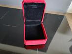 Nieuw donkerrood fluweel sieraden doosje, Ophalen of Verzenden, Nieuw