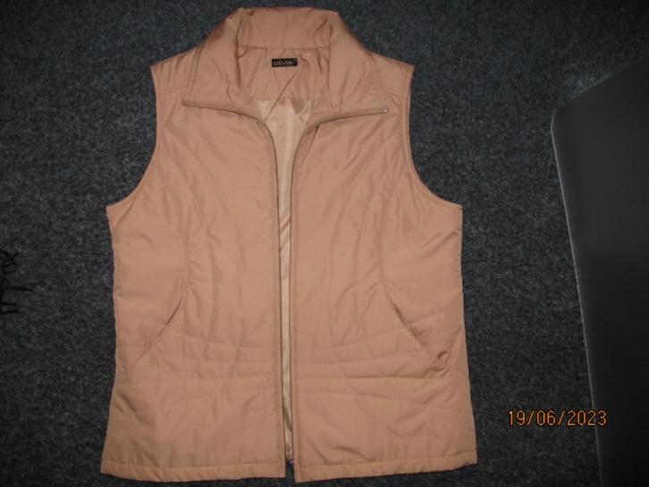 beige bodywarmer - olivia - groot maat 40/42+ - mooi stiksel, Kleding | Dames, Bodywarmers, Zo goed als nieuw, Maat 38/40 (M)