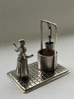 Zilveren miniatuur vrouw bij waterput, zilversmid Hooijkaas, Verzenden, Zilver