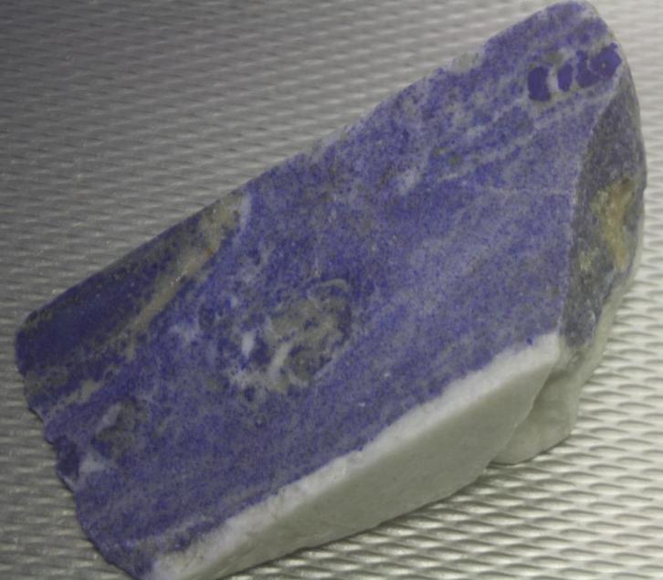 Zaagpunt Chileense LAPIS LAZULI met iets HACKMANIET., Verzamelen, Mineralen en Fossielen, Overige typen, Verzenden