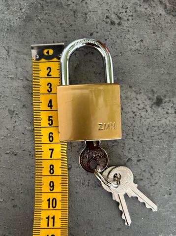Hangslot in goede staat, drie sleutels. beschikbaar voor biedingen