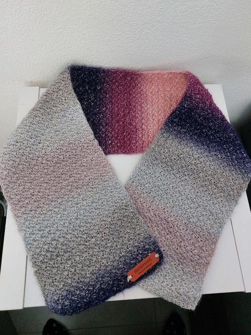 Zelfgehaakte zachte sjaal grijs/roze, Kleding | Dames, Mutsen, Sjaals en Handschoenen, Nieuw, Sjaal, Maat 46/48 (XL) of groter