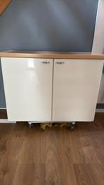 Hangen wit hoogglans kastje met twee deurtjes, Antiek en Kunst, Ophalen of Verzenden